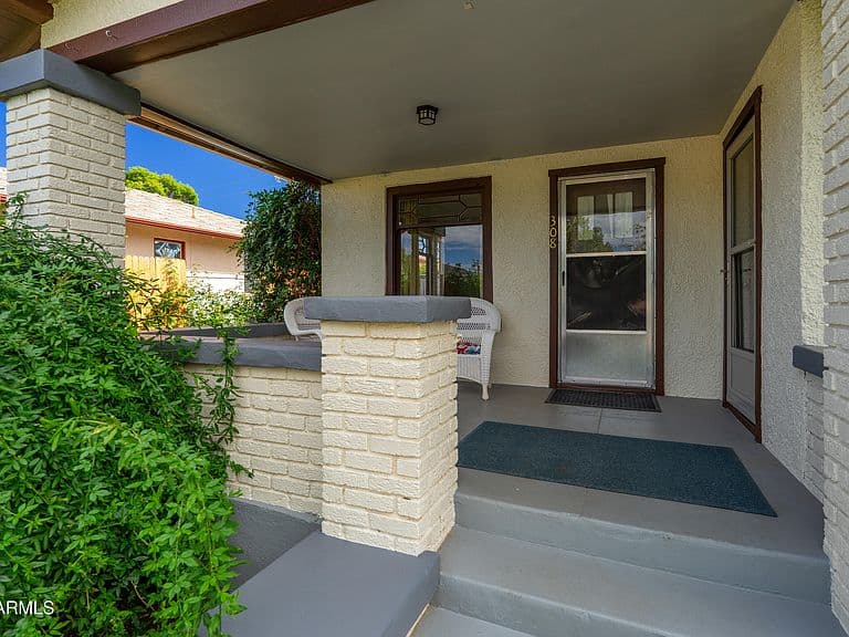 308 Douglas Street photo 4