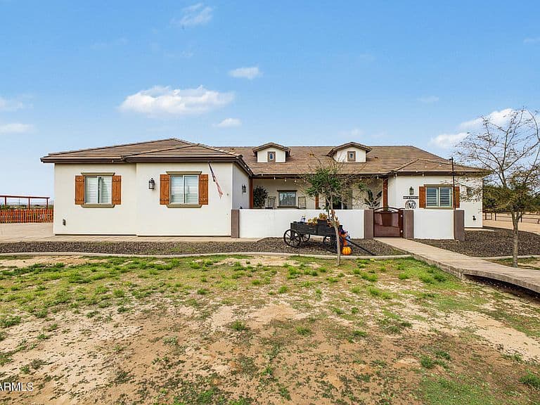 880 W David Lane photo 1