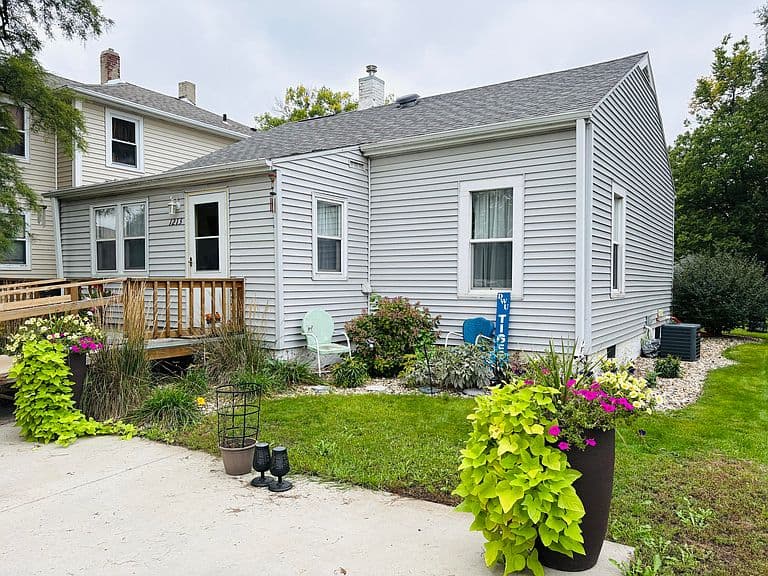 1213 W University Ave photo 1