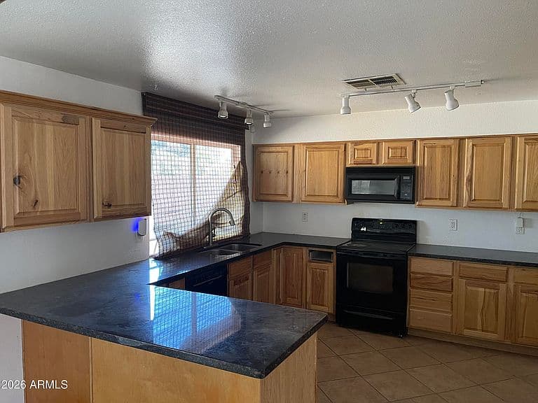 718 W STRAFORD Drive photo 2