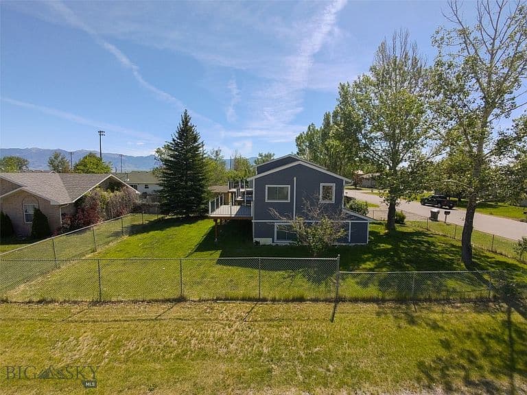 703 Mayfair Dr photo 4