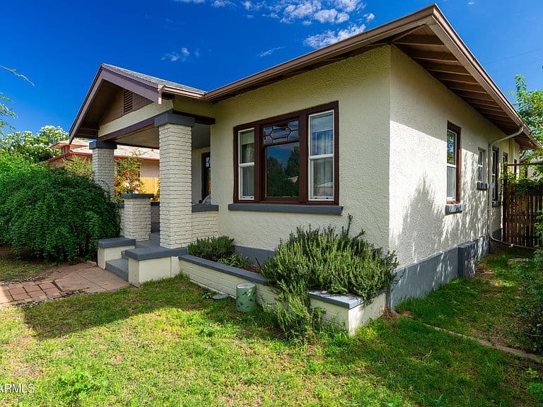 308 Douglas Street photo 3