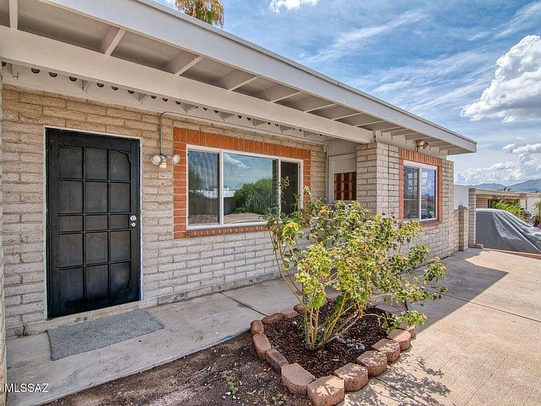 2757 W Calle Del Huerto photo 4