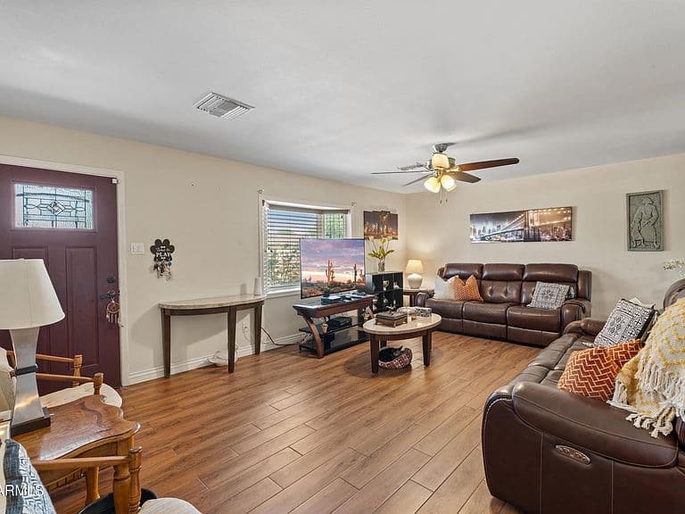 4713 E LA SALLE Street photo 5