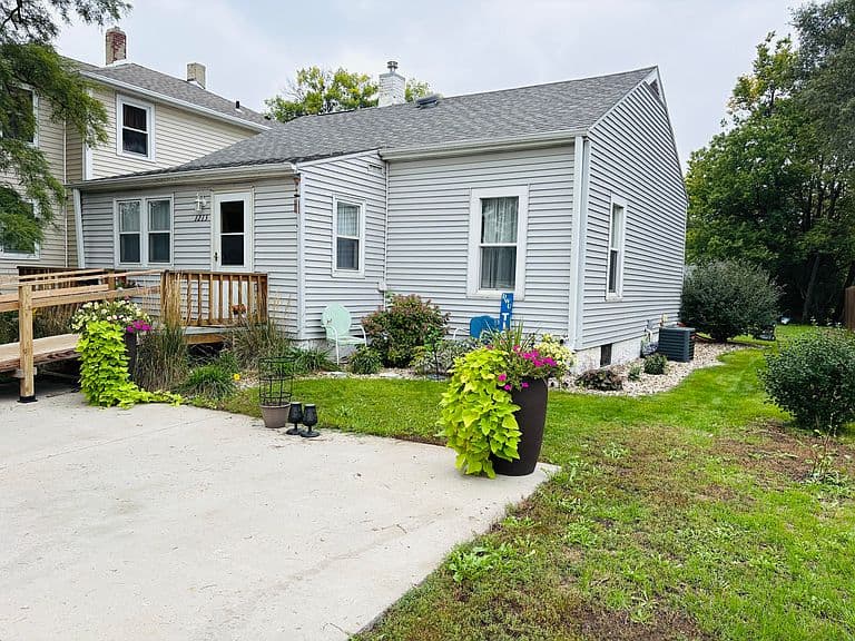 1213 W University Ave photo 2