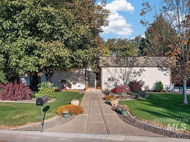 1810 Primrose Dr photo 1