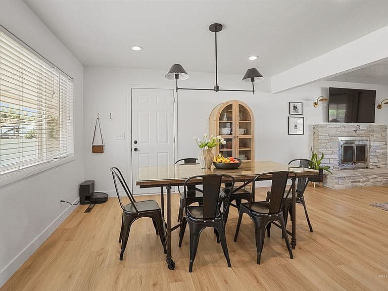 2039 Occidental Ave photo 5