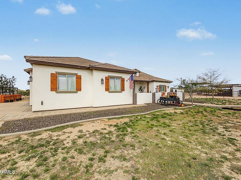880 W David Lane photo 3