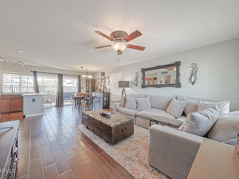 2327 W SUNNYSIDE Avenue photo 5