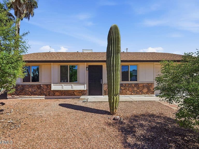 2005 S APACHE Drive photo 4