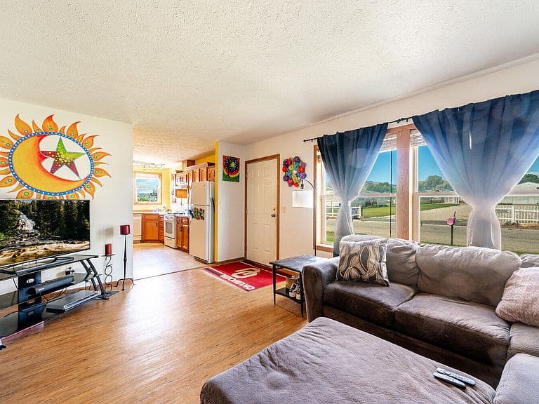 201 Balsam St photo 3