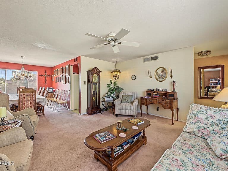 581 W PARK Avenue photo 4