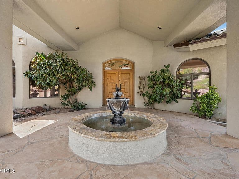 1121 E COUNTRY GABLES Drive photo 5