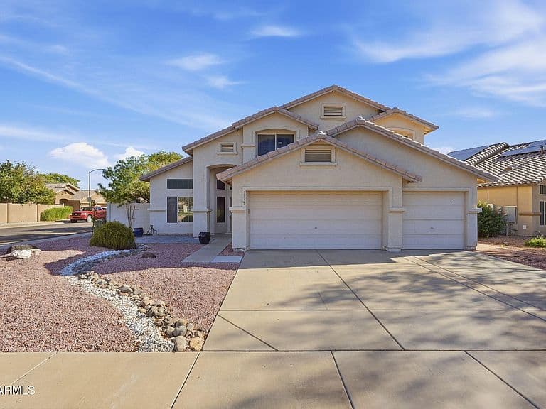 5335 W KERRY Lane photo 1