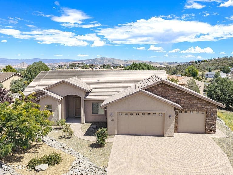 1921 Pinnacle Ln photo 2