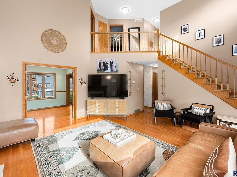 2200 S Crown Hill Dr photo 2