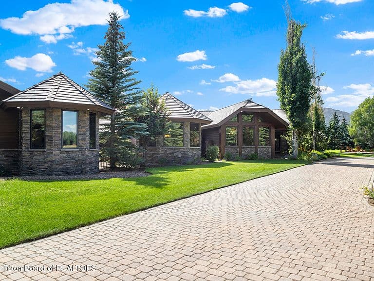 135 Huckleberry Dr photo 2