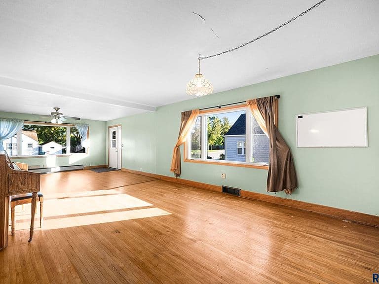 307 W Cedar St photo 5