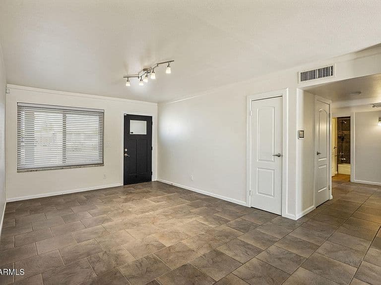 1433 E WINDSOR Avenue photo 2