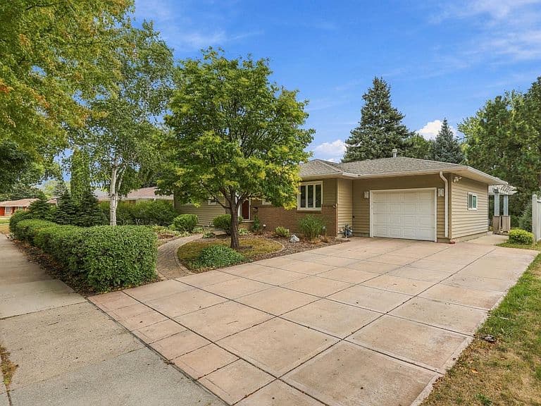 2831 Edgewood Dr N photo 1