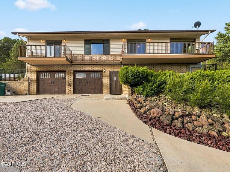 660 E Robinson Dr photo 3
