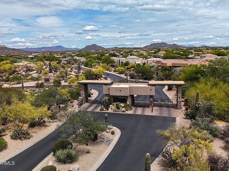 10949 E DALE Lane photo 2