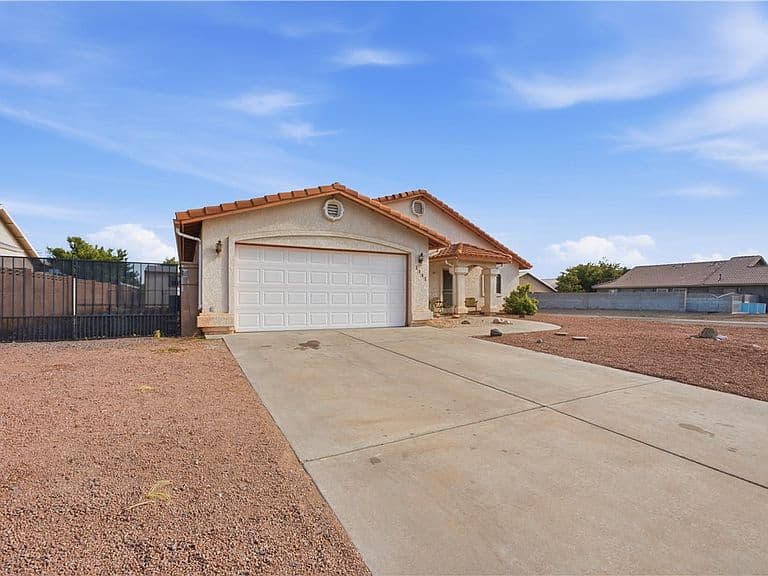 3865 E Snavely Avenue photo 2