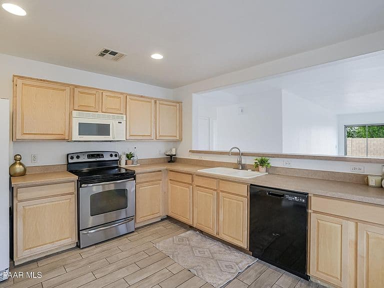1326 Taft Ave photo 4