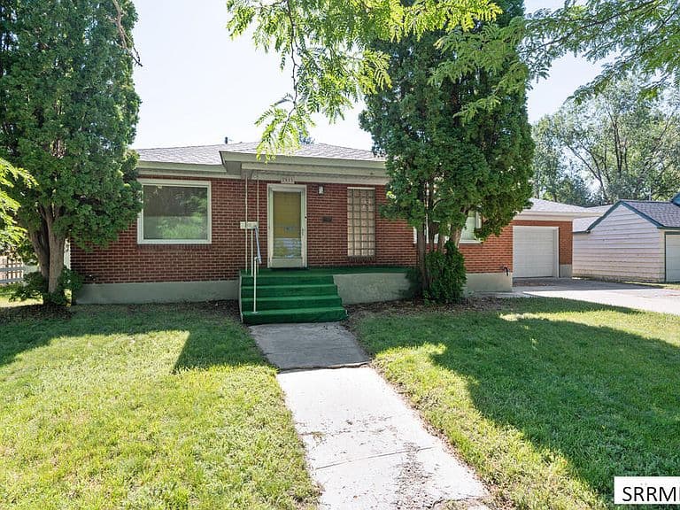2011 Bremer Dr photo 4
