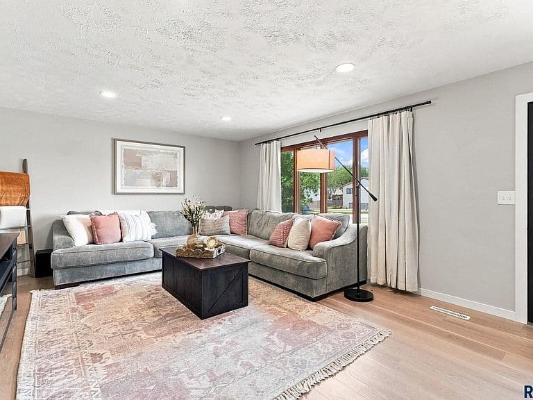31 Park Ln photo 3