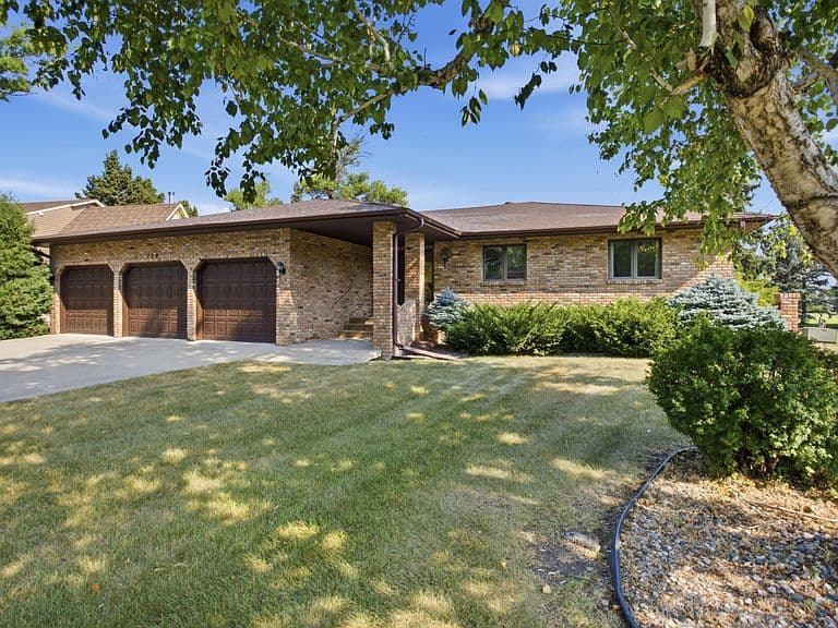 120 Prairiewood Dr S photo 1