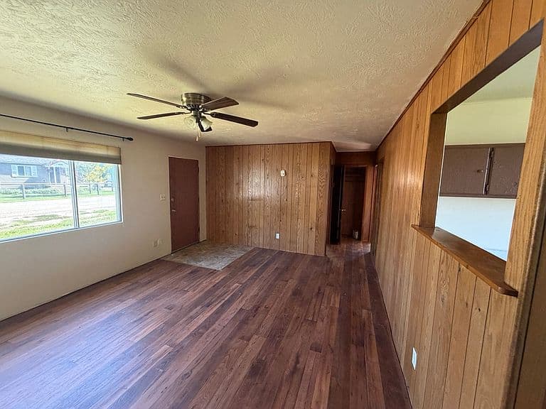 411 Cooper Ln photo 2