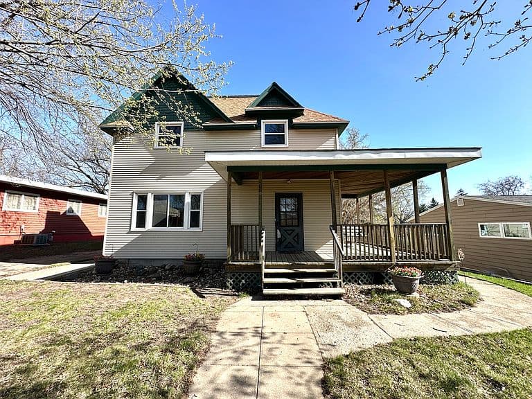 406 3rd St SW photo 1