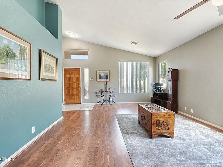 1519 E MICHELLE Drive photo 5