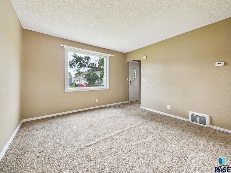2105 S Duluth Ave photo 5