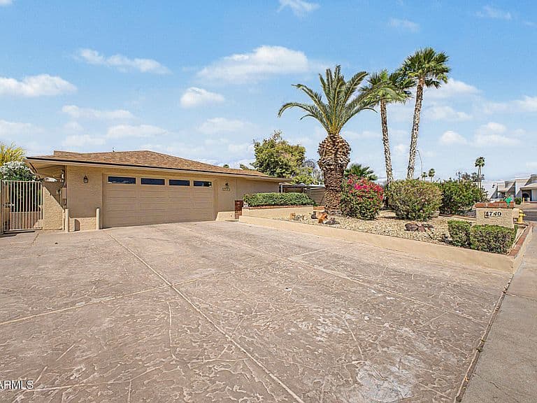 4740 E VOLTAIRE Avenue photo 4