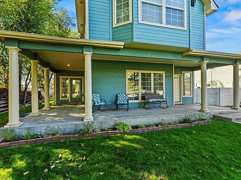 675 E Pine Ave photo 4