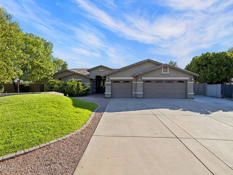 2637 E CARLA VISTA Drive photo 2