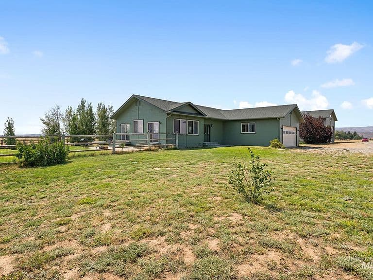 820 W Magic Rd photo 2