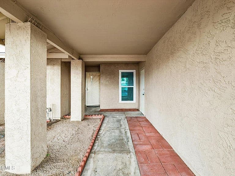 2802 W MORTEN Avenue photo 3
