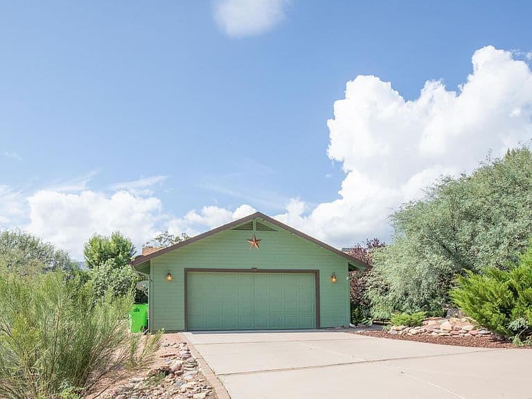 132 W Lucky Ln photo 2