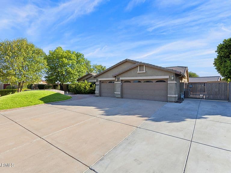 2637 E CARLA VISTA Drive photo 4