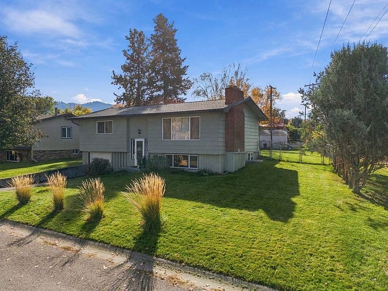 2323 Briggs St photo 2