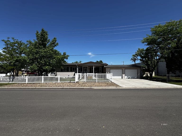 2905 Sudlow St photo 3