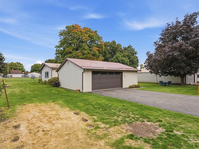 384 4th Ave photo 3