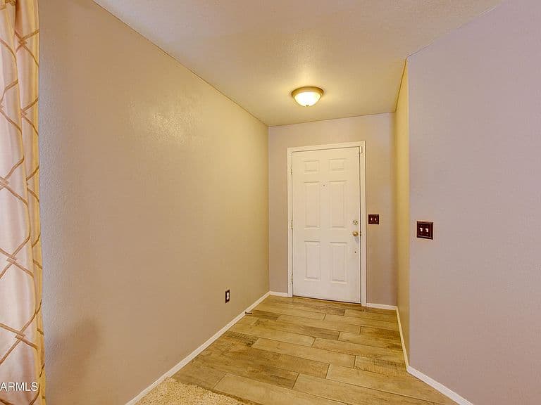 661 W VEKOL Court photo 4