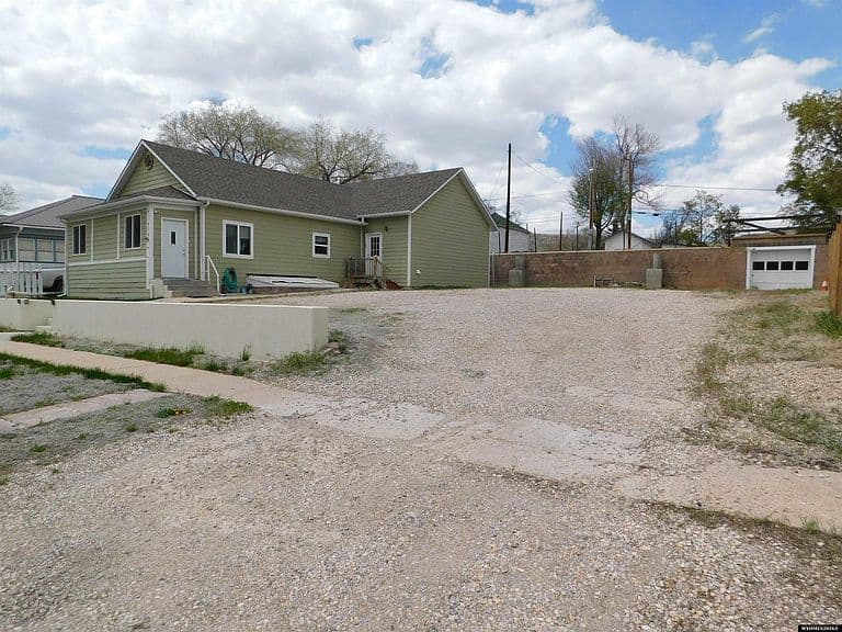 913 W Cedar St photo 2