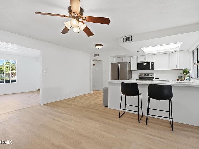 556 N HOBSON Plaza photo 4