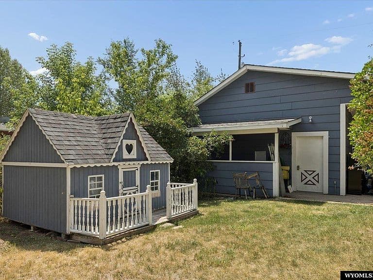 1025 Summit St photo 3