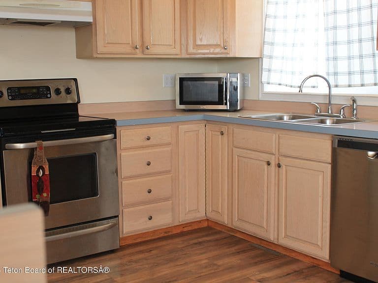 15 Taylor Ave photo 4